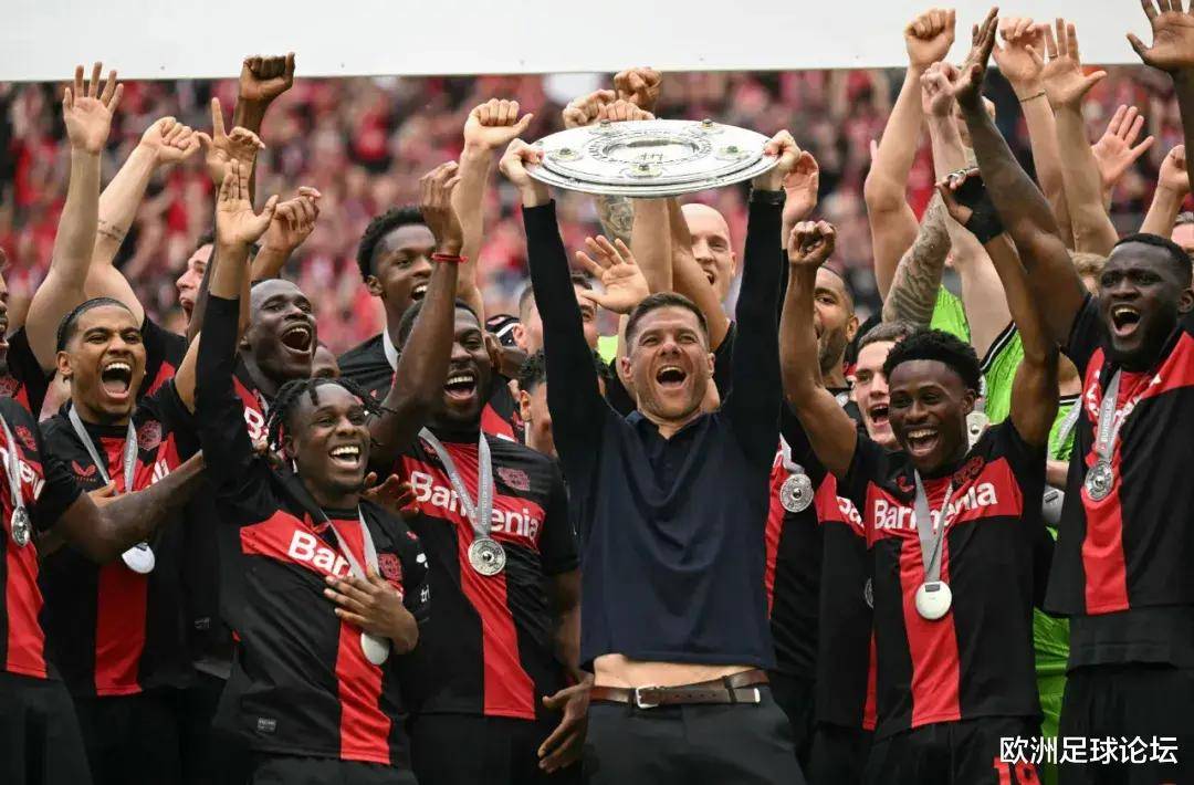 已敲定！曝滕哈赫下赛季执教德甲巨人